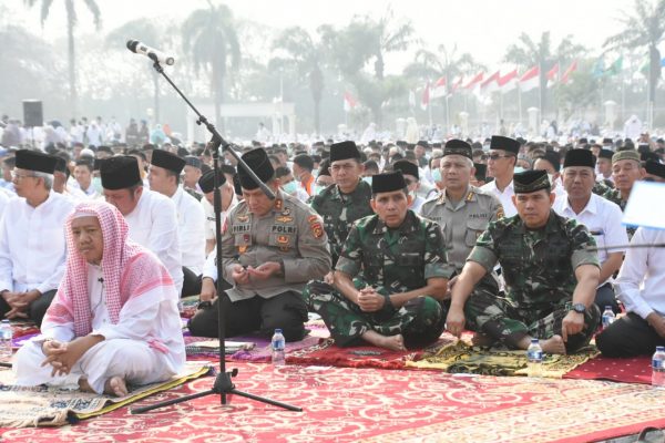 Ribuan Umat Ramaikan Sholat Istisqo Griya Agung Palembang