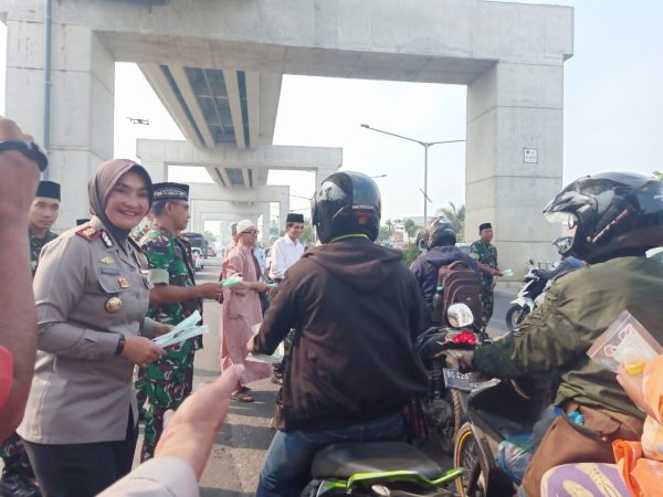 Polresta Palembang Sholat Istisqo dan Bagikan 300 Masker