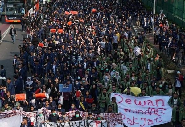 Mahasiswa Tolak RKUHP dan Revisi UU KPK, Segel Gedung DPR-RI