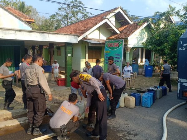 Bantu Kekeringan Warga Polres Way Kanan Bagi Bagi Air Bersih