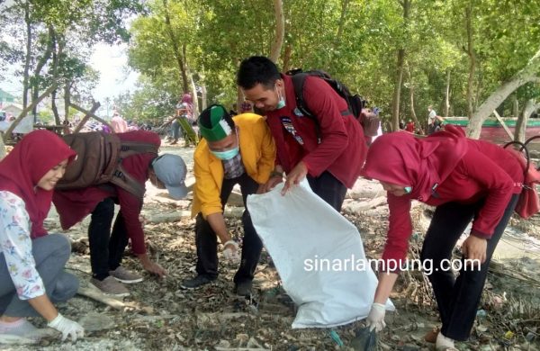 Mahasiswa Dan Pemerintah Bersihkan Sampah Pantai Sekar Bahari