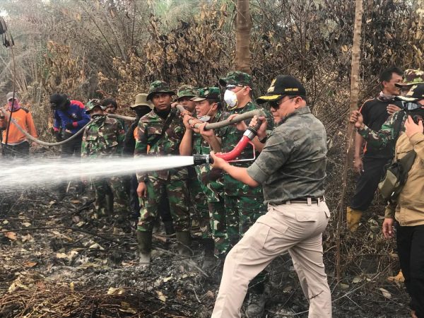Pantau Titik Api, Bupati Muba Dodi Reza Bersama Kasdam II/SWJ, Jalan Kaki