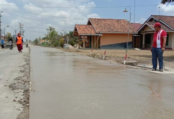 Loekman Tinjau Proses Pengerjaan Jalan Bandarjaya-Seputih Agung