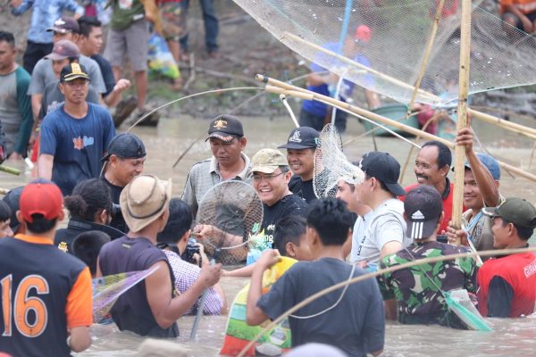 Tradisi Bekarang Muba Andil Jaga Ekosistem Sungai Danau Siarak, Dodi Reza ‘Nangkul’ Bareng Warga Muba