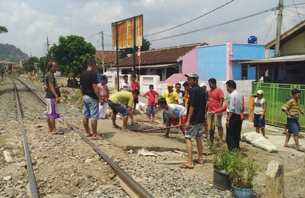 Warga Bongkar Portal PT KAI di Perlintasan Belakang Makam Pahlawan