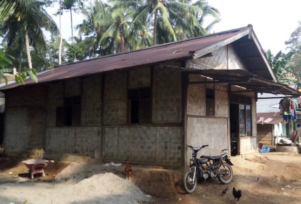 Peduli Kepada warga Miskin Kepala Biro Media Siber Sinarlampung Tanggamus Santuni Mbok Suminem