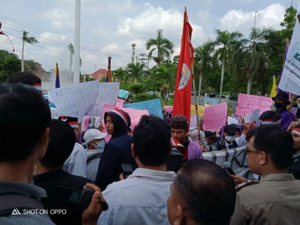 Mahasiswa Musi Banyuasin Unjuk Rasa Tolak RUU KUHP di DPRD