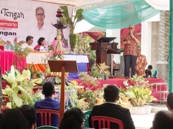 Bupati Lamteng Tinjau Pembangunan Gereja Khatolik Santo Yusuf Poncowarno Bantu 100 Sak Semen