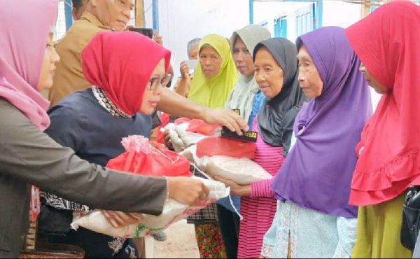 Ketua TP-PKK Berikan Bantuan Kepada Warga Poncowati