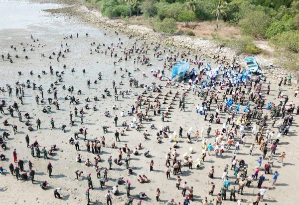 Tanam Mangrove HUT TNI, Brigif 4 Marinir Bersama Masyarakat Sumbang 12 Ribu Batang