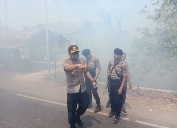 Lahan Sawit Terbakar, Kapolres Mesuji AKBP Edi Purnomo Pimpin Pemadaman