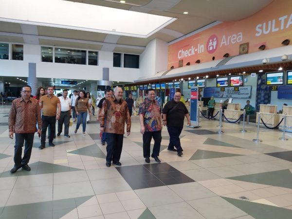 Agung Laksono Tolak Gunakan Fasilitas VVIP Bandara SMB II, Jumpai Alex Noerdin di Keberangkatan Umum