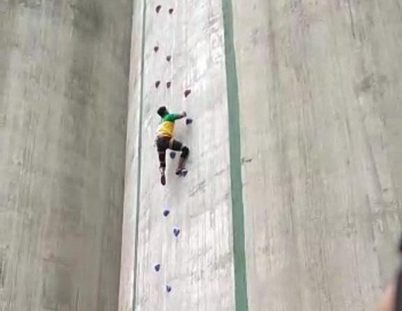 Atlit Panjat Tebing Palembang Tercepat di Even Wirabrja Open Extreme Games Silo di Sumatera Barat