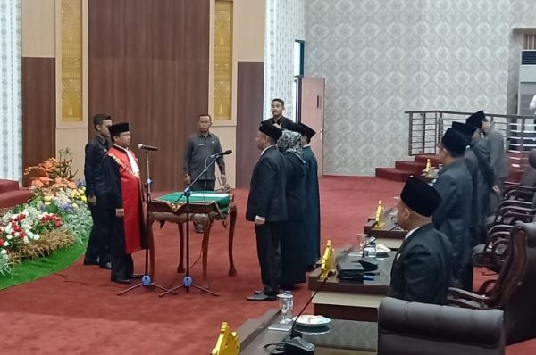 Ketua dan Wakil Ketua DPRD Pringsewu Diambil Sumpahnya