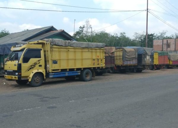 Disinyalir Merusak Jalan, Masyarakat Sugiwaras Sereka Bersatu Tolak Armada Batubara Melintas