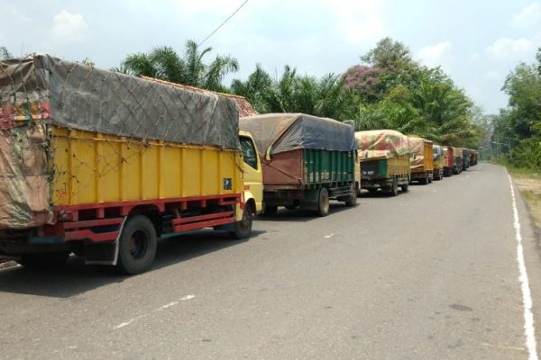 Warga MSSB Muba Stop Aktivitas Truk Muat Batu Bara, Puluhan Truk Parkir Sembarang di Jalan