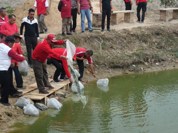 Bupati Lampung Tengah Tabur Benih Lele, Nila, dan Gurame di Terusai Nunyai