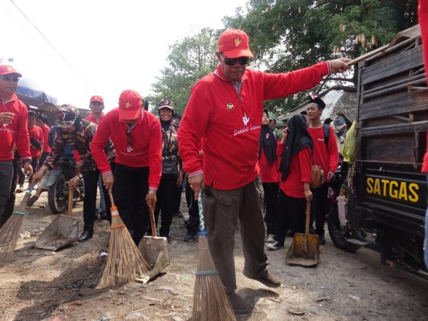 Bupati Lampung Tengah Gotong Royong Bersama warga Terusai Nunyai