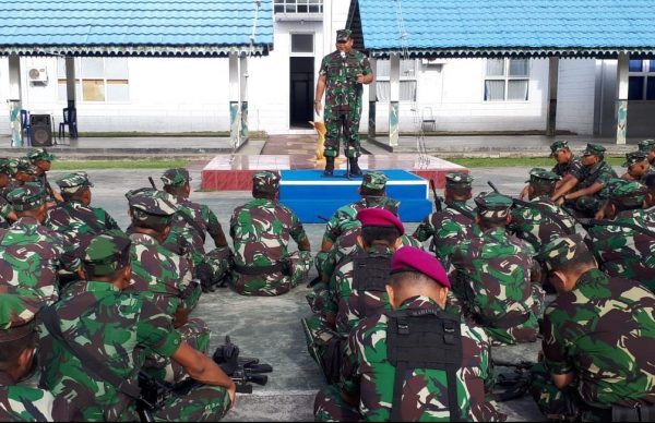 Danyon Marinir Bitung Letkol Mar Nandang Permana Jaya Beri Pengarahan Tentang Medsos Kepada Pasukan