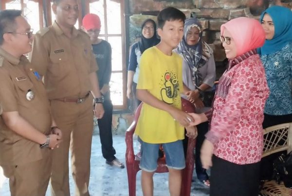 Ellya Lusiana Loekaman Berikan Korban Kebakaran di Poncowati