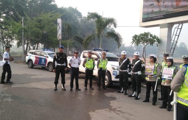 Antisipasi Kabut Asap Dishub dan Satlantas Polres Muba Bagi Masker dan Sosialisasi Nyalakan Lampu Kendaraan