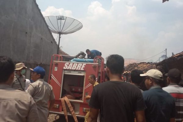 Mebel Milik Warsito Terbakar Diduga Akibat Konsleting Listrik