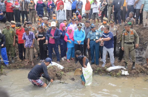 Plt. Bupati Lampura Tebar Ikan dalam ‘Ngubek Kali’ FWM 2019