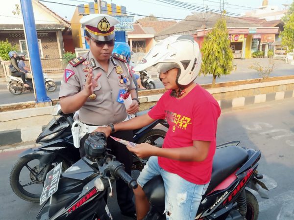 Jelang Ops Zebra Krakatau 2019 Lantas Polres Lampung Utara Bagikan Brosur Himbauan