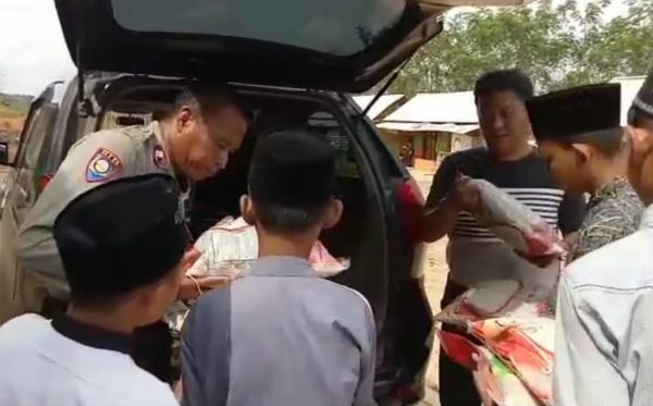 Polsek Kotabumi Utara Serahkan Bantuan Sembako Bagi 150 Santri Pondok Pesantren Al-Falah Minhajul Karomah