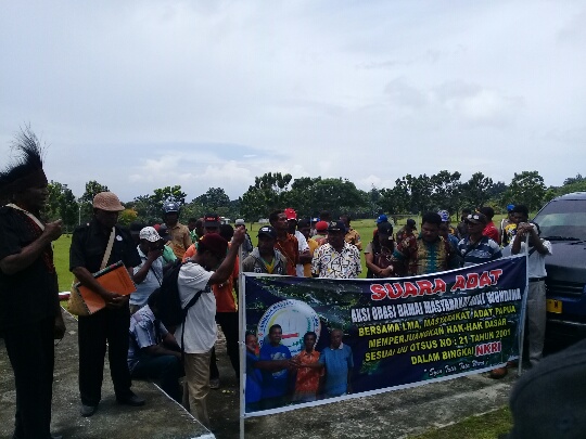 Masyarakat Adat Gelar Unjukrasa di Kantor Bupati Teluk Wondama