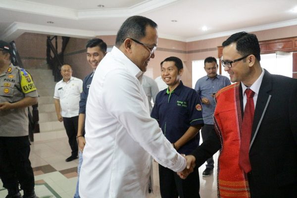 Beri Kenyamanan Warga Dodi-Beni Dihadiahi Ulos