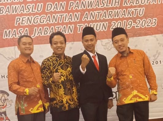 Adam Malik Dilantik PAW Anggota Bawaslu Pringsewu