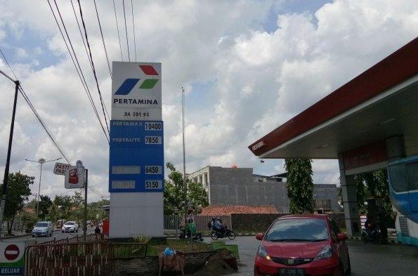 Warga Keluhkan Sulitnya Dapat Premium, SPBU 24.45193 Rajabasa Malah Rutin Ngecor Pake Grandmax Modifikasi Muat 2 Ton