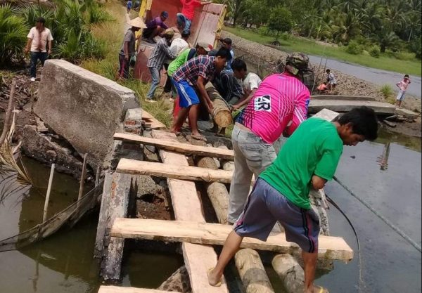 Camat Semaka Respon Cepat Ajak Warga Perbaiki Jembatan Kacapuro-Karangrejo