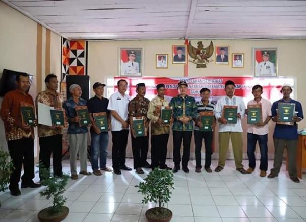 Parosil Serahkan PTSL di Pekon Sukapura