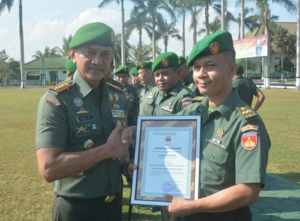 Danrem 071/Wijayakusuma Beri Penghargaan Babinsa Berprestasi
