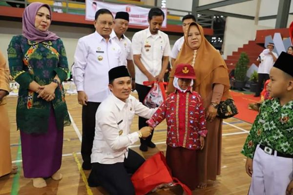 Bupati Lampung Barat Serahkan Seragam Sekolah Gratis di Kecamatan Balik Bukit