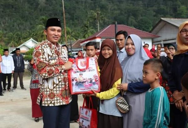 Parosil Bagikan Seragam Gratis di Kecamatan Sumber Jaya