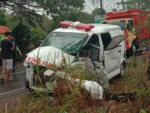 Bawa Jasad Bayi Ambulan Oleng Tabrak Truck Singkong Empat Orang Dilarikan ke Rumah Sakit