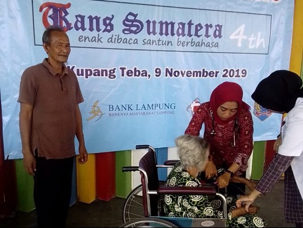 Seratusan Warga Kupang Pengobatan Gratis di HUT ke-4 Transumatera.com