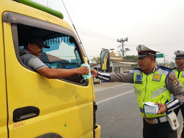 Kabut Asap Mesuji, Polres Bagi Bagi Masker