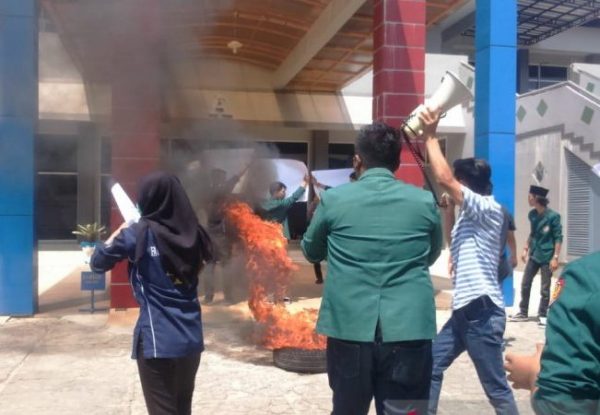 Mahasiswa UM Metro Tolak Penetapan Dekan, Rektor Sebut Sudah Sesuai Prosedur