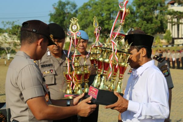 Peringati Hari Pahlawan, Kapolres Lampung Utara Berikan Hadiah Pemenang Lomba Poskamling