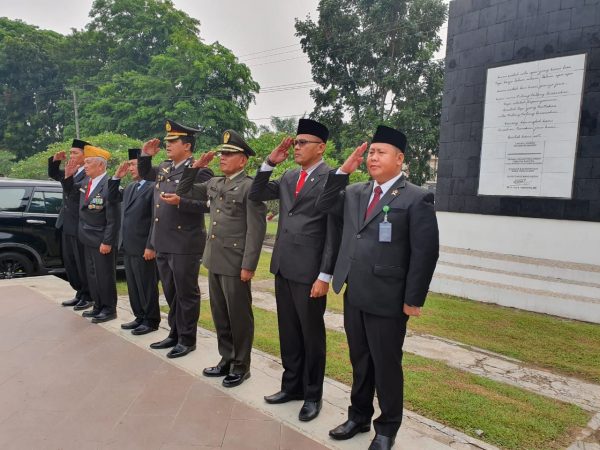 Usai Upacara Jajaran Pemkab Muba, TNI dan Polri Tabur Bunga Hari Pahlawan