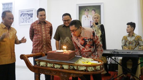 Ultah ke 55 Tahun, Dodi Reza Beri Surprise Kajari Muba