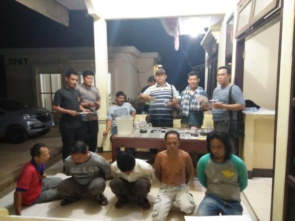 Asyik Kocok Kartu Leng Oknum ASN dan Empat Warga Tatakarya Digelandang Polisi
