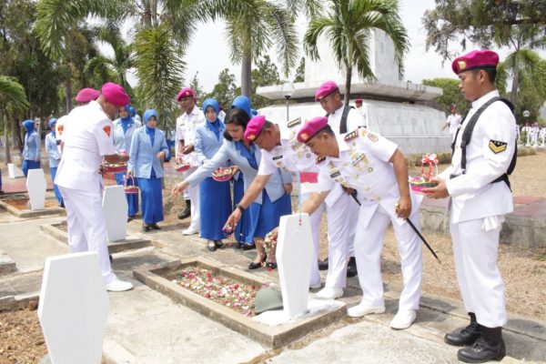 Jelang HUT Korps Marinir, Dan Brigif 4 Pimpinan Ziarah Ke Makam Pahlawan