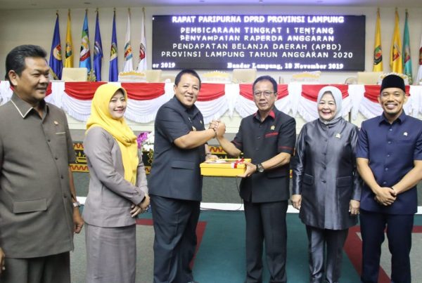 Gubernur Arinal Djunaidi Serahkan Raperda APBD 2020 kepada Ketua DPRD Mingrum Gumay