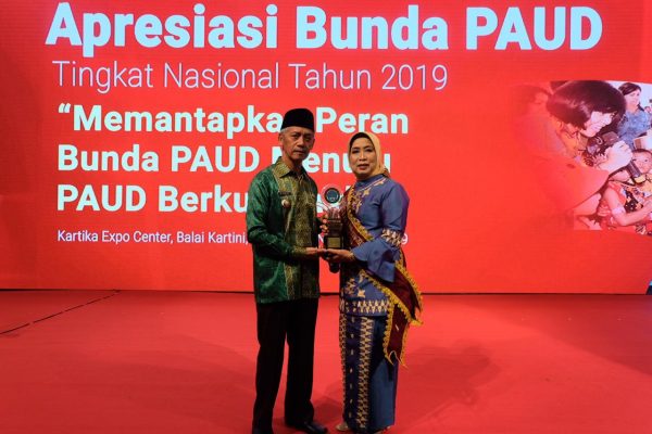Nurrohmah Sujadi Memperoleh Apresiasi Bunda Paud Tingkat Nasional 2019