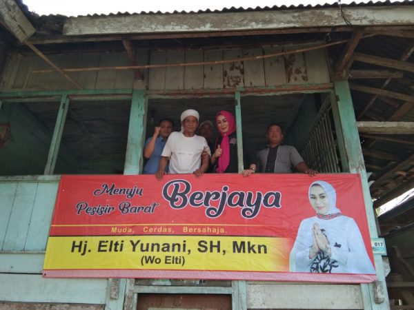 Kunjungi Warga Uwo Hj Elti Yunani Mohon Do’a Restu Maju Pilkada Pesisir Barat